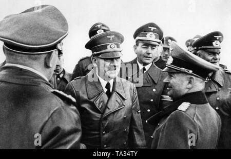 Adolf Hitler bei einer militärischen Demonstration im Gespräch mit dem Generalstabschef der Armee, General Kurt Zeitzler. Zwischen den beiden im Hintergrund des Reichsministers für Rüstung und Kriegsproduktion, Albert Speer. Stockfoto