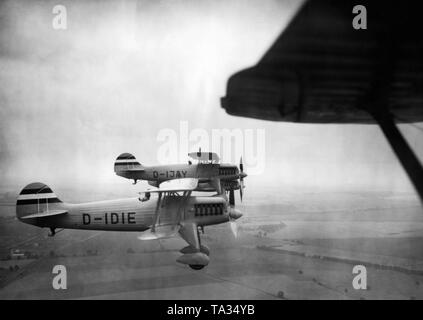 Drei Flugzeuge vom Typ Heinkel He 51 während einer Ausbildung Flug des Jagdgeschwader "richthofen". Die Er51 war zwischen 1934 und 1937 produziert, ab 1936 wurde zum Teil von der Arado Ar 68 ersetzt und ab 1937 intensiv von der Messerschmitt Bf 109 als Standard Kampfflugzeuge ersetzt. Das Bild ist aus der Serie: "Ein Tag am Jagdgeschwader Richthofen'. Zu dieser Zeit ist das fliegergeschwader Doeberitz erhielt die Auszeichnung 'Richthofen', erhielt aber der endgültige Name JG 2 "richthofen" nur auf 1.5.1939, unter dem er später im Zweiten Weltkrieg beteiligt. Stockfoto