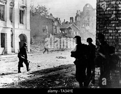 Deutsche Fallschirmjäger in einem Haus-zu-Haus kämpfen in einem litauischen Stadt. Foto der Propaganda Firma (PK): Kriegsberichterstatter Slickers. Stockfoto