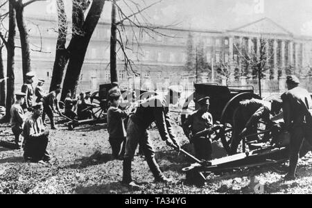 Bolschewiki in einer geschützstellung vor dem Smolny Institut, in dem sich der Petrograder Sowjet seinen Sitz später hatte. Stockfoto