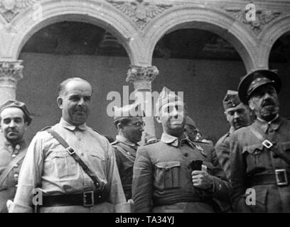 Große Mendez, Francisco Franco und Jose Moscardo, die im ersten Jahr der Spanischen Bürgerkrieg unter den nationalen spanischen Soldaten im Alcazar von Toledo. Stockfoto