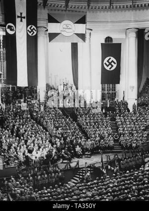 Blick auf das Rathaus der Stadt Hannover während der Rede des ersten Führer der Stahlhelm, Franz Seldte, beim Treffen der Staats- und Regierungschefs. Stockfoto