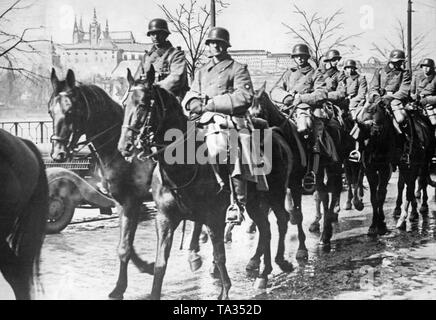 Kavalleristen der Wehrmacht Fahrt entlang der Moldau. Im Hintergrund, die Prager Burg. Die erste slowakische Republik wurde auf Hitlers Befehl im März 1939 gegründet, und Böhmen und Mähren wurden von der Wehrmacht besetzt. Stockfoto