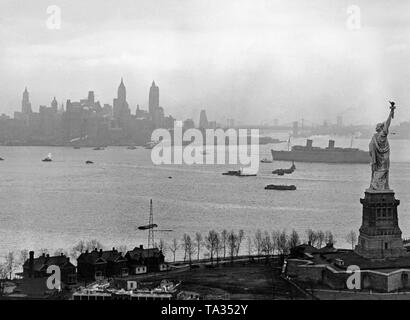 Die "Queen Elizabeth" erreicht den Hafen von New York. Ab 1940, der Ocean Liner diente als Truppentransporter für die Royal Navy. Stockfoto