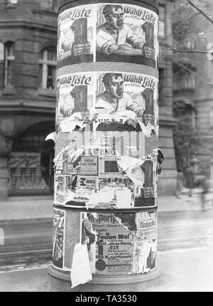 Plakate der SPD für den preußischen Landtagswahlen in 1929 auf einer Litfaßsäule, wurden von Anhängern der KPD gerissen. Stockfoto