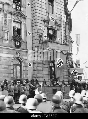 Adolf Hitler auf dem Balkon des Rathauses in Jaegerndorf (heute Krnov) am 7. Oktober 1938, während einer Rede während der Besetzung des Sudetenlandes. Stockfoto