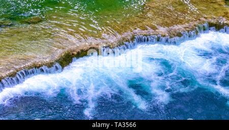 Schöne Luftaufnahme eines lebendigen Wasserfalls im NATIONALPARK KRKA, Kroatien Stockfoto