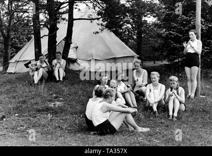 Ein BDM camp Team spielt und das gemeinsame Singen in einem Zelt. Stockfoto