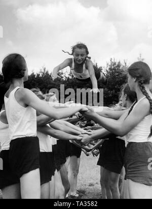 BDM-Mädchen sind bei der Wahrnehmung ihrer Rolle während eines Spiels im Sport Zeltlager für jungmädel Führer in Drossen (Osno Lubuskie) in der Kurmark Brandenburg. Stockfoto