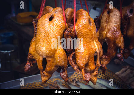 Menge Huhn Körper hängen in einem Street Market in Bangkok, Thailand Stockfoto