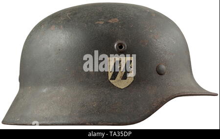 Ein stahlhelm M40 für die Mitglieder der Waffen-SS-Feld-grau lackierter Stahl Schädel mit Teekocher Stanzen 'Q 66' (etwas unleserlich) und '11571', voll intakt Rune Emblem, Innenauskleidung mit fehlenden Kinnriemen. historischen, historische, 20. Jahrhundert, 1930S, 1940s, Waffen-SS, bewaffneten Division der SS, bewaffneten Service, Streitkräfte, NS, Nationalsozialismus, Nationalsozialismus, Drittes Reich, Deutsche Reich, Deutschland, Militär, Militaria, Utensilien, Ausrüstung, Geräte, Objekt, Objekte, Stills, Clipping, Clippings, Ausschneiden, Ausschneiden, Ausschnitten, Faschismus, faschistische, nationalsozialistische, NS, NS-Zeit, Editorial-Use - Nur Stockfoto