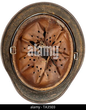 Ein stahlhelm M40 für die Mitglieder der Waffen-SS-Feld-grau lackierter Stahl Schädel mit Teekocher Stanzen 'Q 66' (etwas unleserlich) und '11571', voll intakt Rune Emblem, Innenauskleidung mit fehlenden Kinnriemen. historischen, historische, 20. Jahrhundert, 1930S, 1940s, Waffen-SS, bewaffneten Division der SS, bewaffneten Service, Streitkräfte, NS, Nationalsozialismus, Nationalsozialismus, Drittes Reich, Deutsche Reich, Deutschland, Militär, Militaria, Utensilien, Ausrüstung, Geräte, Objekt, Objekte, Stills, Clipping, Clippings, Ausschneiden, Ausschneiden, Ausschnitten, Faschismus, faschistische, nationalsozialistische, NS, NS-Zeit, Editorial-Use - Nur Stockfoto