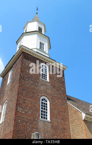 Bruton Parish Church in Colonial Williamsburg. Ein Turm von Gebäude im Kolonialstil Stockfoto