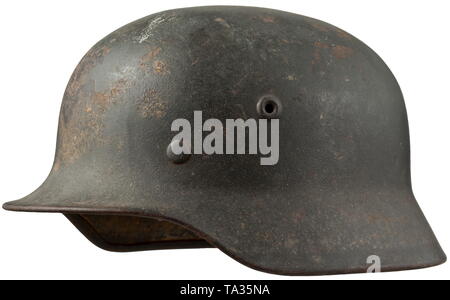 Ein stahlhelm M40 für die Mitglieder der Waffen-SS-Feld-grau lackierter Stahl Schädel mit Teekocher Stanzen 'Q 66' (etwas unleserlich) und '11571', voll intakt Rune Emblem, Innenauskleidung mit fehlenden Kinnriemen. historischen, historische, 20. Jahrhundert, 1930S, 1940s, Waffen-SS, bewaffneten Division der SS, bewaffneten Service, Streitkräfte, NS, Nationalsozialismus, Nationalsozialismus, Drittes Reich, Deutsche Reich, Deutschland, Militär, Militaria, Utensilien, Ausrüstung, Geräte, Objekt, Objekte, Stills, Clipping, Clippings, Ausschneiden, Ausschneiden, Ausschnitten, Faschismus, faschistische, nationalsozialistische, NS, NS-Zeit, Editorial-Use - Nur Stockfoto