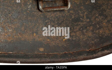 Ein stahlhelm M40 für die Mitglieder der Waffen-SS-Feld-grau lackierter Stahl Schädel mit Teekocher Stanzen 'Q 66' (etwas unleserlich) und '11571', voll intakt Rune Emblem, Innenauskleidung mit fehlenden Kinnriemen. historischen, historische, 20. Jahrhundert, 1930S, 1940s, Waffen-SS, bewaffneten Division der SS, bewaffneten Service, Streitkräfte, NS, Nationalsozialismus, Nationalsozialismus, Drittes Reich, Deutsche Reich, Deutschland, Militär, Militaria, Utensilien, Ausrüstung, Geräte, Objekt, Objekte, Stills, Clipping, Clippings, Ausschneiden, Ausschneiden, Ausschnitten, Faschismus, faschistische, nationalsozialistische, NS, NS-Zeit, Editorial-Use - Nur Stockfoto