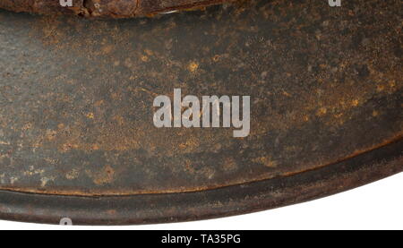 Ein stahlhelm M40 für die Mitglieder der Waffen-SS-Feld-grau lackierter Stahl Schädel mit Teekocher Stanzen 'Q 66' (etwas unleserlich) und '11571', voll intakt Rune Emblem, Innenauskleidung mit fehlenden Kinnriemen. historischen, historische, 20. Jahrhundert, 1930S, 1940s, Waffen-SS, bewaffneten Division der SS, bewaffneten Service, Streitkräfte, NS, Nationalsozialismus, Nationalsozialismus, Drittes Reich, Deutsche Reich, Deutschland, Militär, Militaria, Utensilien, Ausrüstung, Geräte, Objekt, Objekte, Stills, Clipping, Clippings, Ausschneiden, Ausschneiden, Ausschnitten, Faschismus, faschistische, nationalsozialistische, NS, NS-Zeit, Editorial-Use - Nur Stockfoto