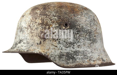 Ein stahlhelm M40 für die Mitglieder der Armee oder der Waffen-SS im Winter camouflage Stahl Schädel (Flugrost) mit weißen camouflage Farbe über das Feld - grau Base Layer. Innenauskleidung, fehlende Kinnriemen. historischen, geschichtlichen, Armee, Streitkräfte, Bundeswehr, Militär, Militaria, Objekt, Objekte, Stills, Clipping, Clippings, Ausschneiden, Ausschneiden, Ausschnitten, 20. Jahrhundert, Editorial-Use - Nur Stockfoto