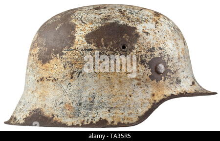 Ein stahlhelm M40 für die Mitglieder der Armee oder der Waffen-SS im Winter camouflage Stahl Schädel (Flugrost) mit weißen camouflage Farbe über das Feld - grau Base Layer. Innenauskleidung, fehlende Kinnriemen. historischen, geschichtlichen, Armee, Streitkräfte, Bundeswehr, Militär, Militaria, Objekt, Objekte, Stills, Clipping, Clippings, Ausschneiden, Ausschneiden, Ausschnitten, 20. Jahrhundert, Editorial-Use - Nur Stockfoto