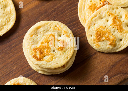 Hausgemachte russische Cocktail Blini Pfannkuchen in einem Stapel Stockfoto