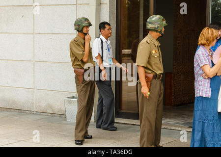 Panmunjom, Nordkorea - Juli 30, 2014: nordkoreanische Soldaten guard Touristen an der Grenze zu Südkorea. Die Joint Security Area aus dem Norden Ko Stockfoto