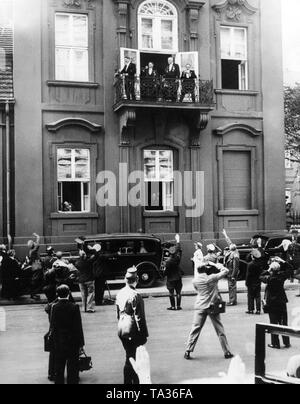 Nach einem diplomatischen Empfang im Präsidentenpalast, Adolf Hitler erscheint auf dem Balkon (links) seine doppelte Funktion nach Paul von Hindenburg Tod zu demonstrieren. Von Adolf Hitler, Staatssekretär Otto Meissner, Minister für Auswärtige Angelegenheiten Konstantin von Neurath und Hitlers offizieller Fotograf Heinrich Hoffmann links. Stockfoto