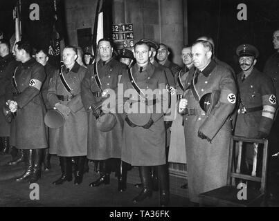 Zum 16. Jahrestag der Stahlhelm, eine Stunde der Erinnerung feiern findet im Magdeburger Dom. Auf der rechten Seite, Bundesfuehrer (bundesvorsitzende) Franz Seldte, zu seiner Linken, landesfuehrer Hubold, sowie die ältesten Mitglieder des Stahlhelm. Stockfoto