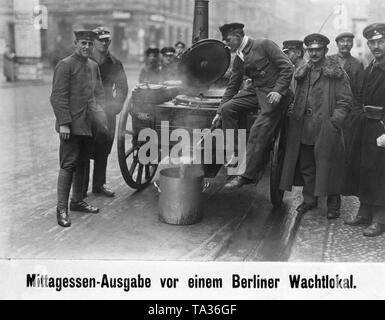 Im Zuge der Berliner Maerzkaempfe (März kämpft) Freikorps Einheiten kümmern sich um die Niederschlagung der Aufstände. In diesem Bild Soldaten sind posiert vor einem Feld. Stockfoto