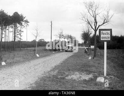 Eine Schranke markiert die Grenze zwischen dem Deutschen Reich und Polen. Hier gibt es ein Auto von grenzpolizisten kontrolliert, davor gibt es ein Schild mit der Aufschrift 'Reichsgrenze" (Imperial Grenze). Durch den Vertrag von Versailles der Provinz Brandenburg wurde eine Grenzregion mit der Grenze markieren von Posen-West Prussia. Stockfoto