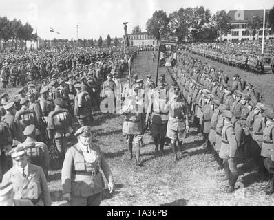 Auf eine namentliche Der Stahlhelm, Kronprinz Wilhelm von Preußen (Salutierte, auf der rechten Seite), zusammen mit der Bundesvorsitzende Theodor Duesterberg (links) prüft die Reihen der Mitglieder ausgerichtet. Stockfoto