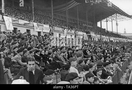 Foto von Leuten auf der Tribüne der Estadi Olimpic Lluis Companys in Barcelona im Jahre 1937, während einer militärischen Jugend Festival zu rekrutieren Soldaten für den Bürgerkrieg. Mehr als 40.000 Menschen nahmen an der Veranstaltung teil, die von der katalanischen Republik organisiert. Stockfoto