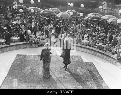 Ein Film Festival findet auf dem See Krumme Lanke in Berlin, im Sommer 1931. Stockfoto