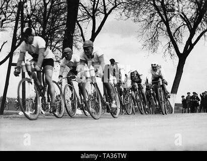 Radfahrer während der 1-Tage Rennen Berlin-Cottbus-Berlin 1937. Stockfoto