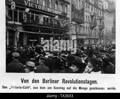 Eine grosse Gruppe von Menschen vor dem "Victoria Cafe' gesammelt. Ein paar Tage vor, die Schüsse waren in der Menge von diesem Cafe gefeuert. Stockfoto