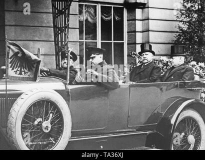 Das Bild zeigt die ehemalige Kanzler Hans Luther als deutscher Botschafter in Washington mit Präsident Hindenburg in seinem Mercedes Typ 400. Stockfoto