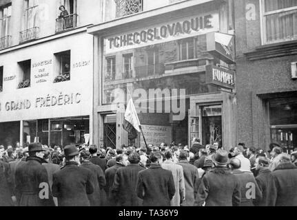 Berufe der Sympathie für die Tschechen vor dem Tourismusbüro in Paris. Die erste slowakische Republik wurde auf Hitlers Befehl im März 1939 gegründet, und Böhmen und Mähren wurden von der Wehrmacht besetzt. Stockfoto