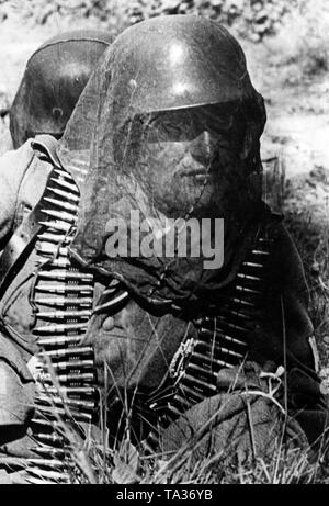 Während der Kämpfe in den Sümpfen am Wolchow, dieser Soldat schützt sich gegen unzählige Mücken mit einem Netz. Foto der Propaganda Firma (PK): kriegsberichterstatter Lang. Stockfoto