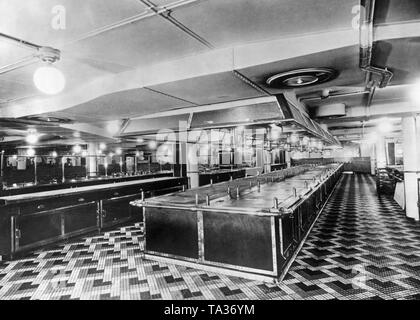 Der geflieste Küche an Bord der Französischen Ozean Liner "Normandie", das war das größte Schiff der Welt zu der Zeit ihrer Jungfernfahrt im Jahre 1935. Stockfoto