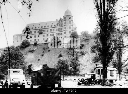 Wewelsburg als Nazi schloss im Nationalsozialismus. Im Vordergrund zwei Wohnmobile. Stockfoto