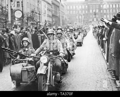 Die SS-Leibstandarte (Garde Corps) kehrt nach Prag seinen Einsatz an der Ostfront. Die Soldaten mit Motorrädern und Beiwagen über den Wenzelsplatz. Hitler beginnt Weltkrieg von Angriff auf Polen im September. Stockfoto
