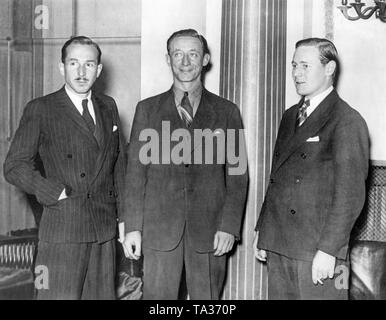 Foto von drei amerikanischen Piloten, die auf der Seite der Zweiten Spanischen Republik im Bürgerkrieg gekämpft, bei der Ankunft in Paris im Januar 1937. Von links nach rechts: Hilaire du Berrier, Friedrich Herr und Eddie Schneider links. Zuvor waren die Männer verbrachten sechs Wochen an der Madrider Front. Stockfoto