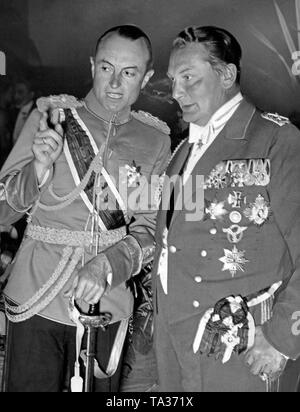 Prinzregent Paul von Jugoslawien und Hermann Göring in einem Gespräch während einer Pause der Oper 'Meistersinger von Nürnberg', die zu Ehren der Gast in der Staatsoper durchgeführt wurde. Stockfoto