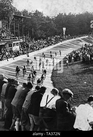 Blick über die Tribüne während ein Rennen der Deutschen Amateur Radfahrer Meisterschaft 1932 in Nürnberg. Stockfoto