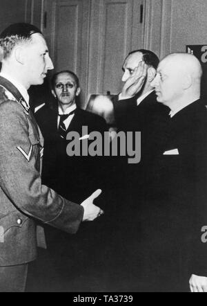 Stellvertretenden Reichsprotektor Reinhard Heydrich begrüßt Commerce Secretary für das Protektorat Böhmen und Mähren, Walter Bertsch. Im Hintergrund, Verkehrsminister und Reichsminister der öffentlichen Aufklärung und Propaganda 1974-2007 Kamenicky und Emanuel Moravec. Heydrich erhält der Minister im Hradschin in Prag. Stockfoto