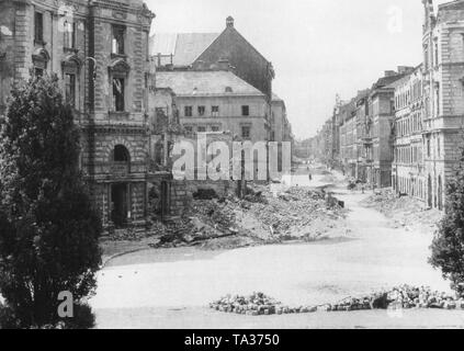 Zerstörungen in der Münchner Innenstadt nach dem Ende des Krieges. Die Trümmer Bergen in den Straßen sind auf der Seite angehäuft, dass die Straßen frei. Stockfoto