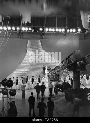 Dieses Foto zeigt die Stufen während der Dreharbeiten zu dem Film "Der König des Jazz' mit Bandleader Paul Whiteman, unter der Regie von John Murray Anderson. Der Film war einer der ersten großen Revue Film mit Ton und Farbe. Die Erfindung der Tonfilm 1928/29 hatte großen Einfluss auf die Produktion und die Aufnahme von Anforderungen. Es wurde durch Filme, in denen Musik eine wichtige Rolle gespielt. Stockfoto