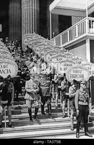 Adolf Hitler und Feldmarschall Allgemeine Hermann Göring (Mitte in der ersten Reihe), zusammen mit anderen prominenten (einschließlich Grand Admiral Erich Raeder, General Wilhelm Keitel, General der Flieger, Hugo Sperrle, SS-Führer Heinrich Himmler, Walther von Brauchitsch) der Ambo während einer Feier vor dem Alten Museum verlassen. Nach rechts und Nach links, Mitglieder der Hitlerjugend halten Schilder mit den Namen der gefallenen Legionäre. Stockfoto