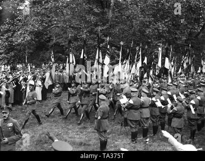 Anlässlich des 10. traditionellen Feier der Ortsgruppe Pankow-Niederschoenhausen der Stahlhelm, ein Lager Service erfolgt vor Schoenhausen Palace. Auf dem Foto ist der flag Parade, auf der rechten die Bundesregierung Musik Band mit Obermusikmeister (Kapellmeister) Knoch. Stockfoto