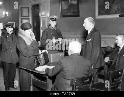 Es ist ein Wahllokal am Anhalter Bahnhof in Berlin anlässlich der Reichstag die Wahl. Stockfoto