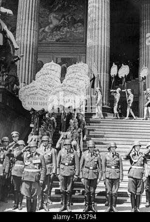 Foto von einem Regiment der Guard Bataillons und Mitglieder der Hitlerjugend Holding die Namensschilder der Kämpfer, die im Spanischen Bürgerkrieg fiel, auf den Stufen des Alten Museums am Lustgarten auf der Museumsinsel am 6. Juni 1939. Stockfoto