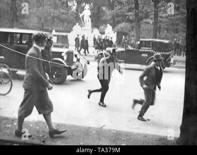 Verfolgung eines Ragger, die von der Polizei am Tag der Eröffnung des Reichstags. Stockfoto